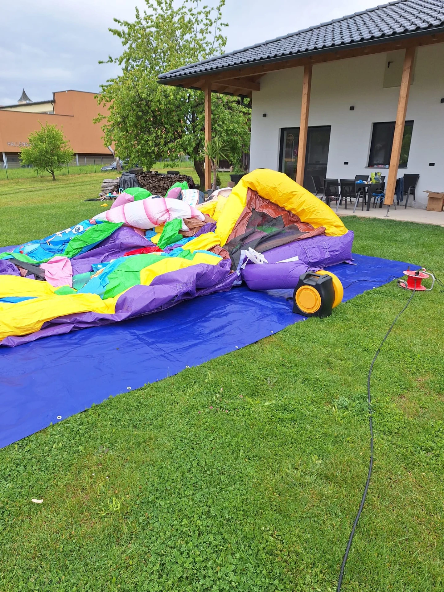 Hüpfburg in Aktion - Kinder haben Spaß